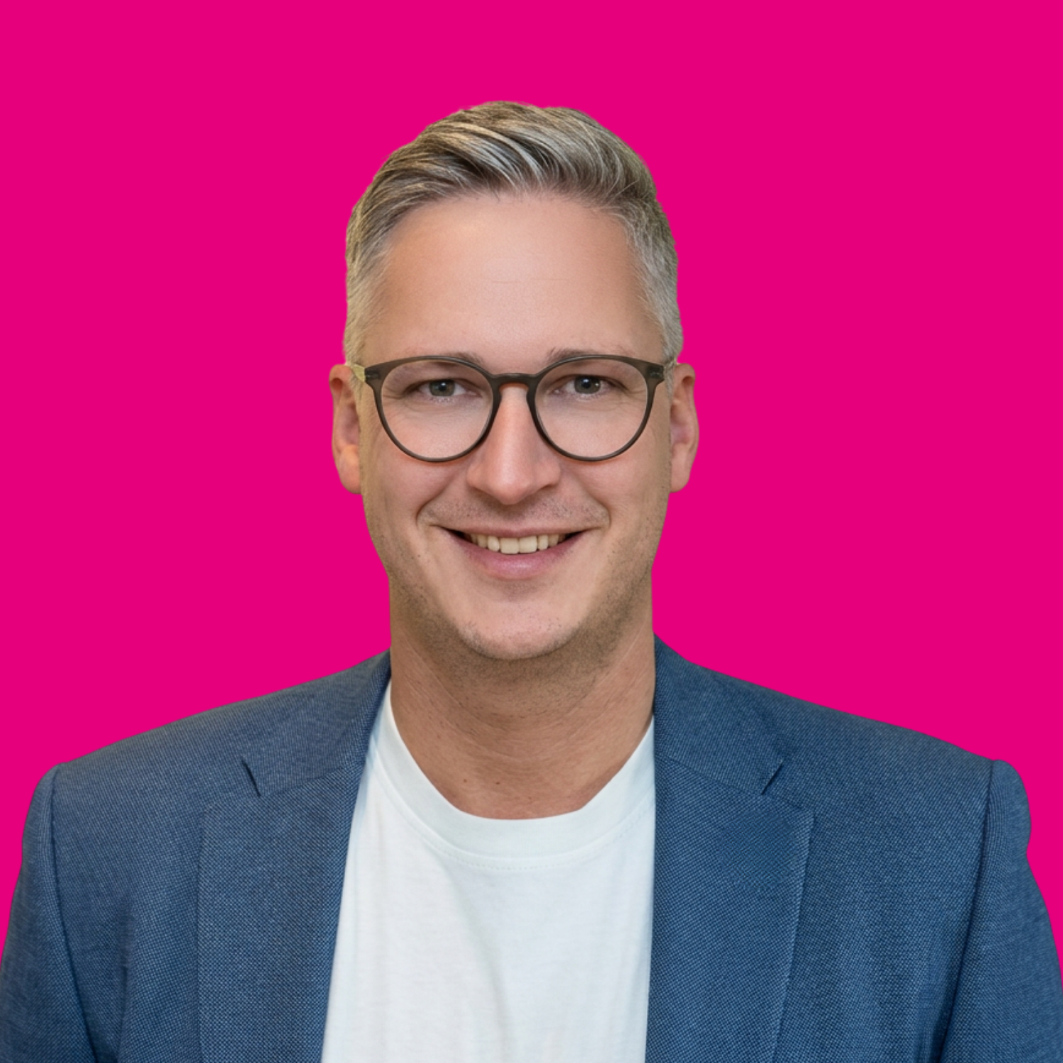 Bild Portrait Rudolf Ring vor magentafarbenem Hintergrund.